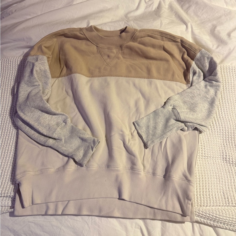 Abercrombie & Fitch Women's Beige and Light Gray Crewneck Sweater
